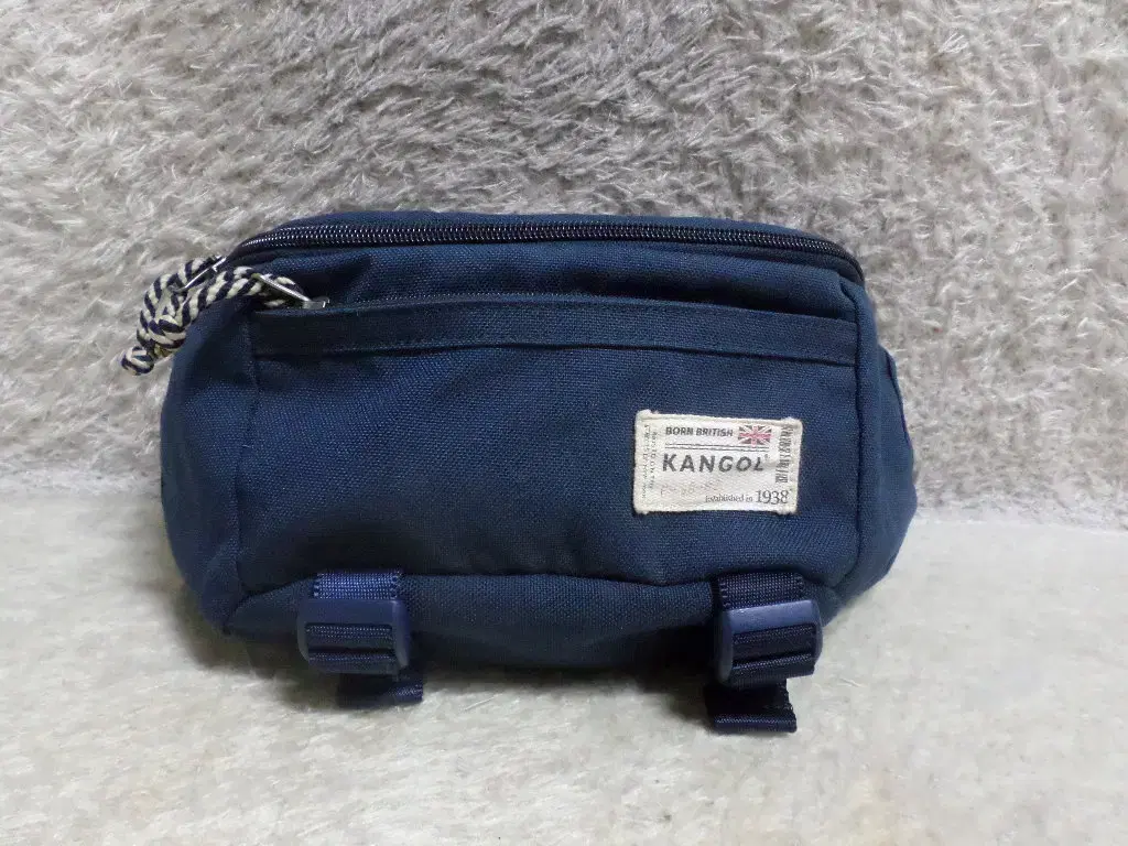 Llew Luck Guess Kangol Hip Color Crossbody Navy Used Bag