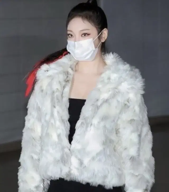 닝닝 쓰리타임즈 - Meringue fake fur coat