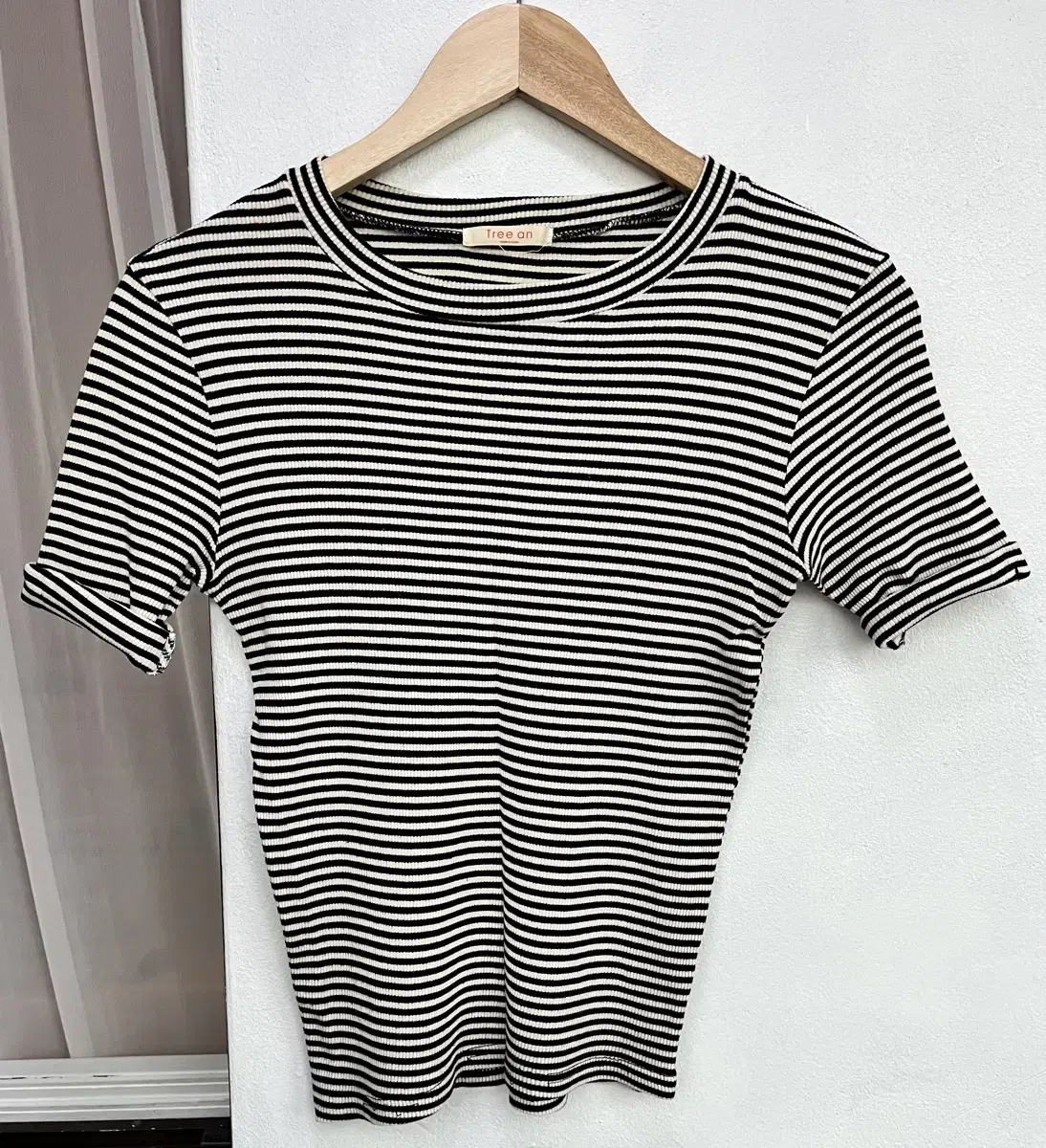 Tight-knit, ribbed, slim-fit, short-sleeved T-shirt