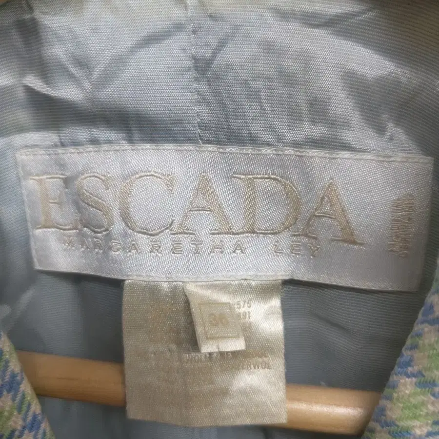 36) ESCADA 금장 블레이저 팝니다