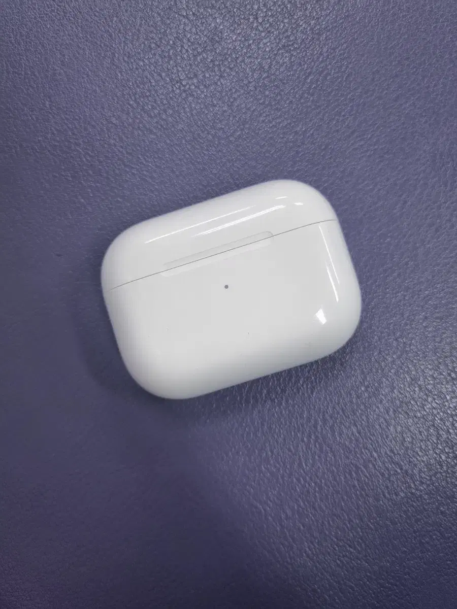 AirPods Pro 2nd Generation MacSafe 8-pin charging