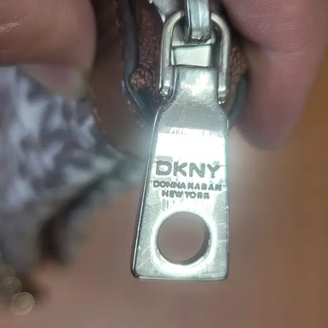 DKNY 디케이엔와이 쟈가드천 패턴 금장장식 숄더백