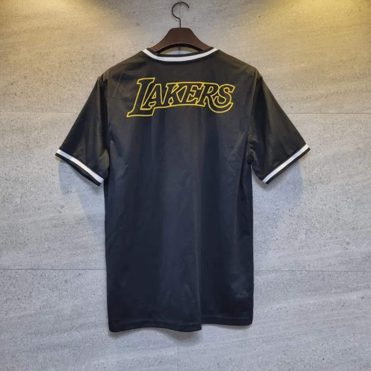 LA LAKERS 정품 V넥 티셔츠!