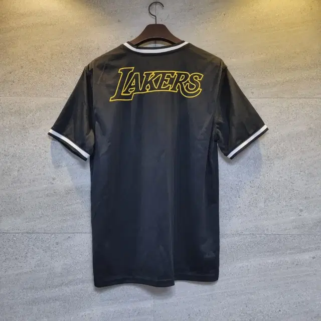 LA LAKERS 정품 V넥 티셔츠!