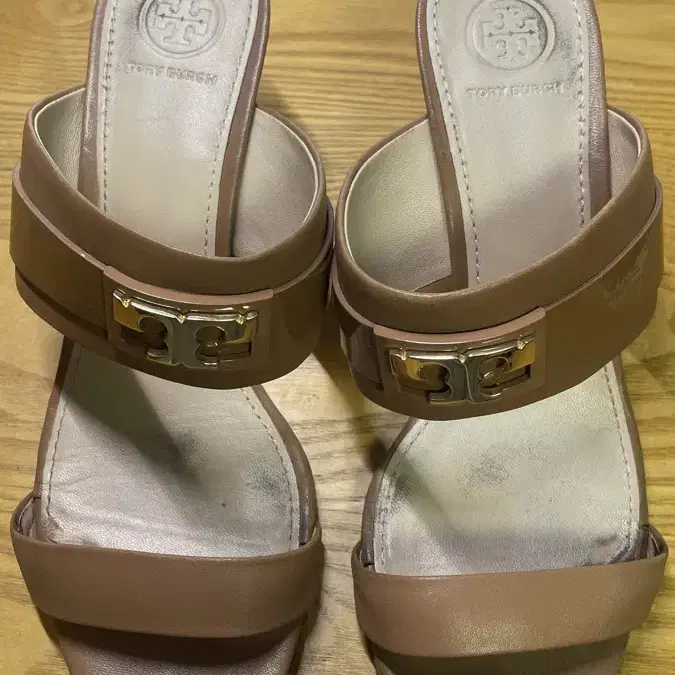 토리버치 GIGI WEDGE SANDAL 샌들