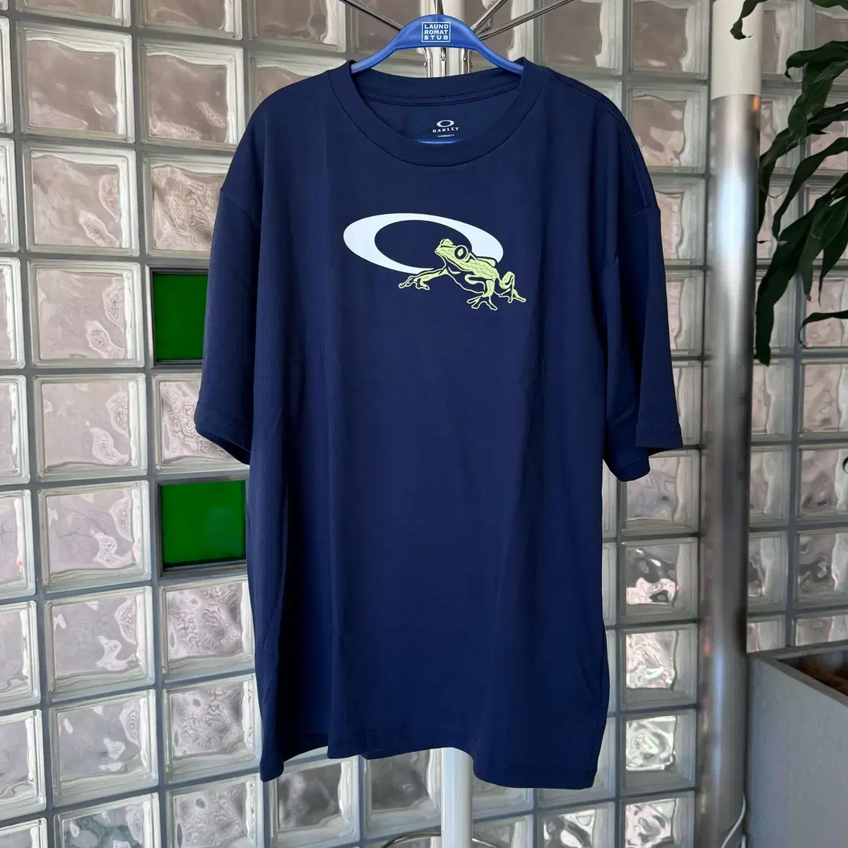 oakley enhance qdc frog icon tee