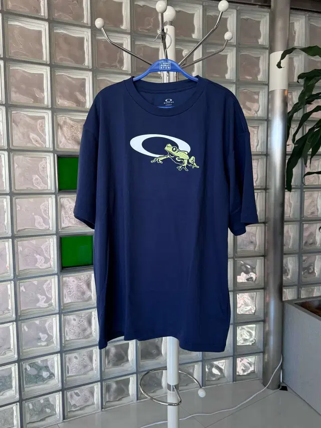 oakley enhance qdc frog icon tee