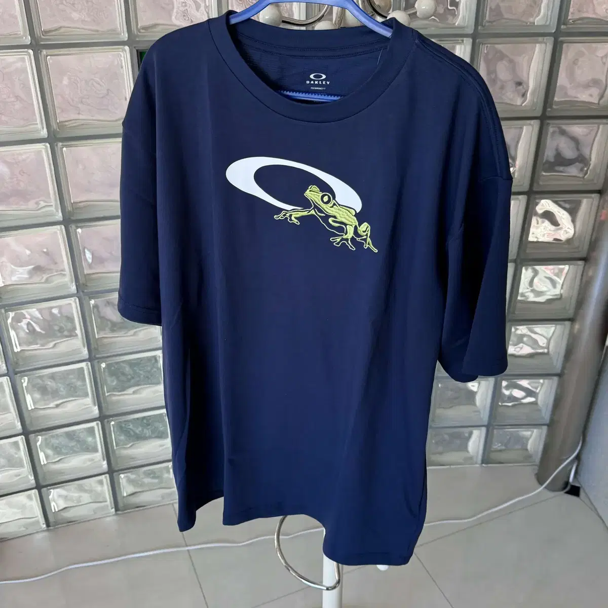 oakley enhance qdc frog icon tee