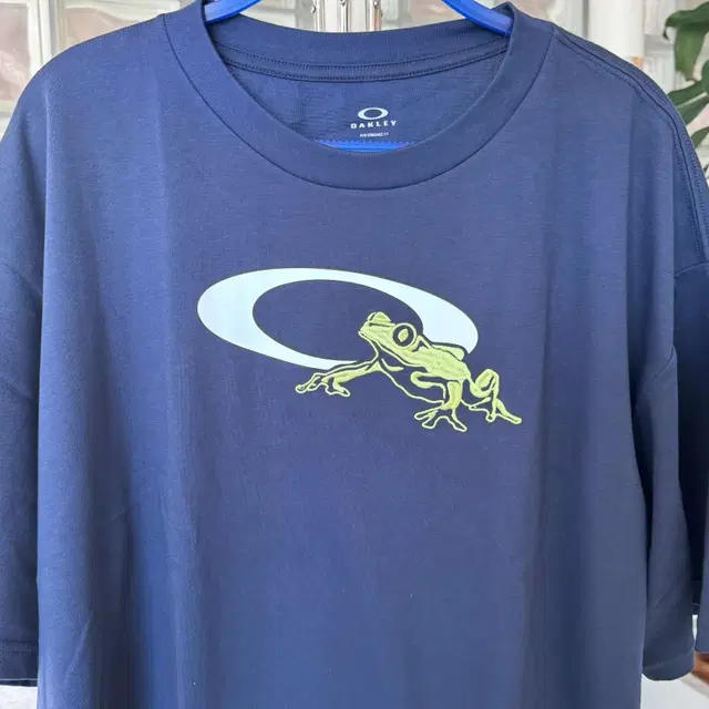 oakley enhance qdc frog icon tee