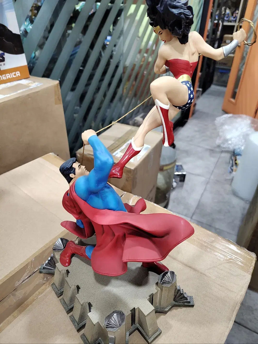 Superman vs. Wonder Woman Diorama Resin Statue