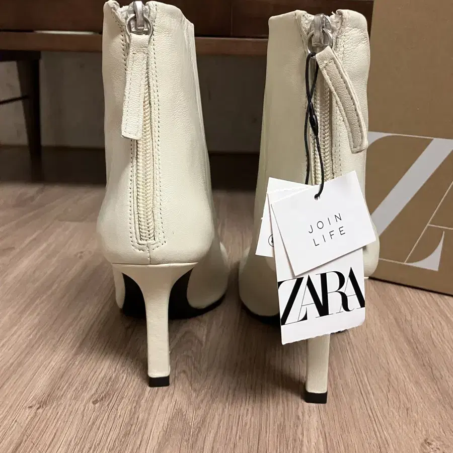 새상품 ZARA 자라 스퀘어 포인티드 레더 힐 앵클부츠 크림 화이트 /