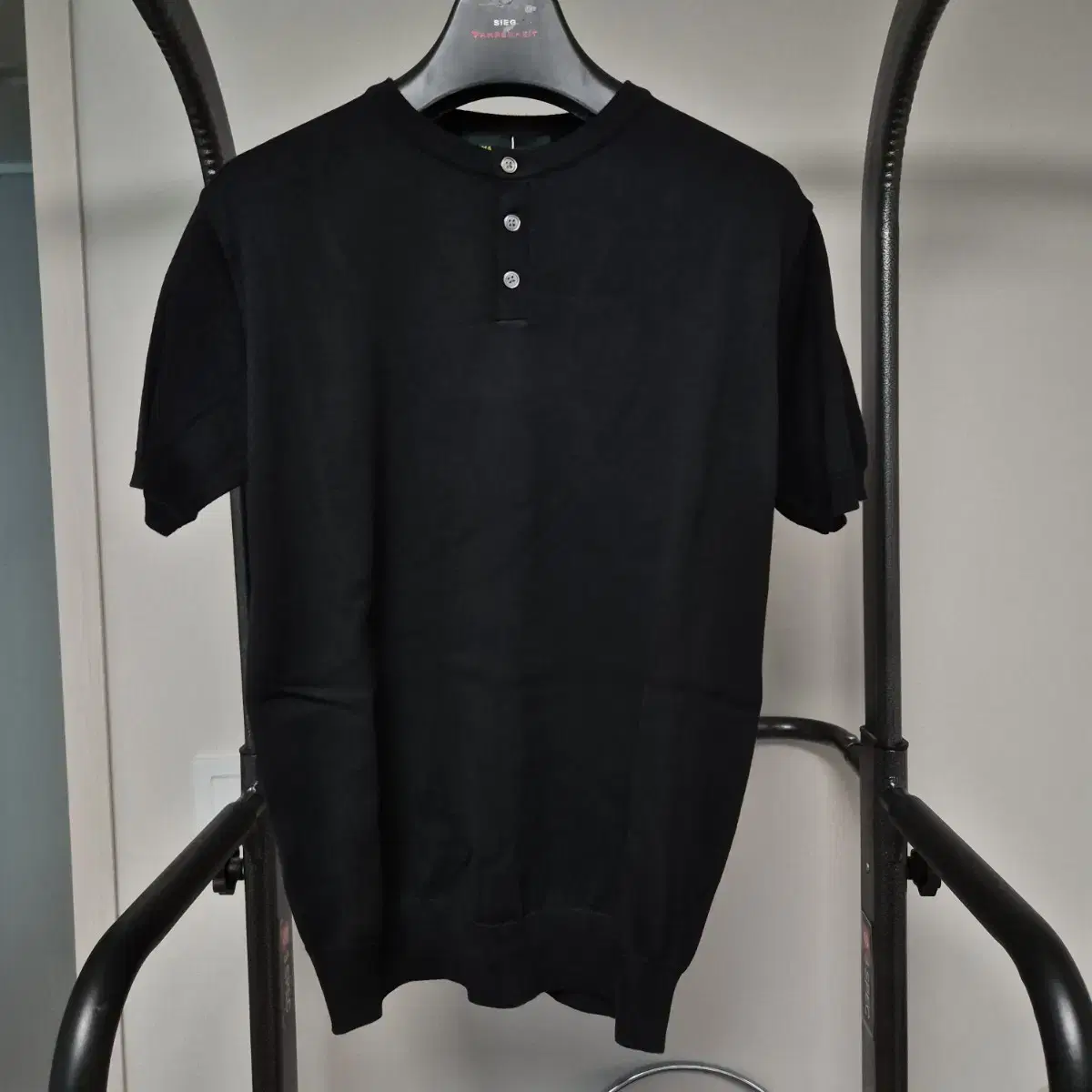 (M) Mannergram Short Sleeve Henley Knit