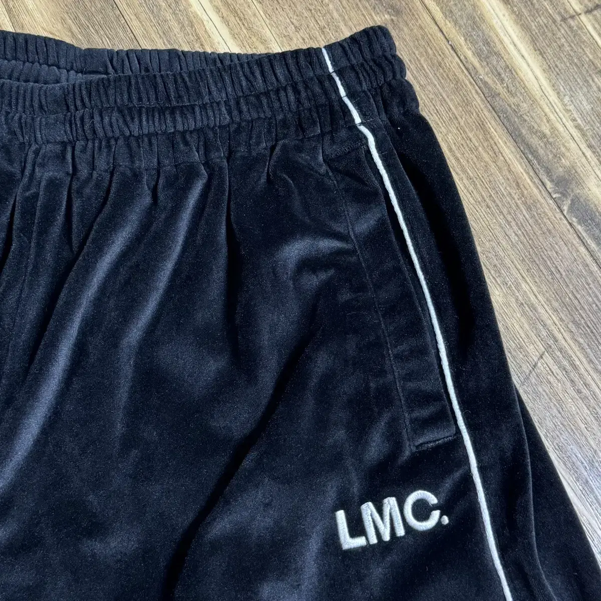 LMC 벨루어 트랙팬츠 블랙