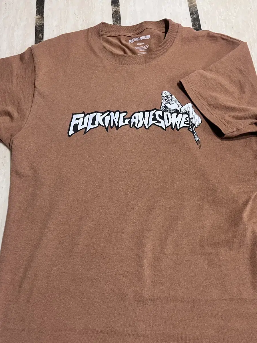 Puckering Awesome Short-Sleeved T-shirt Brown M