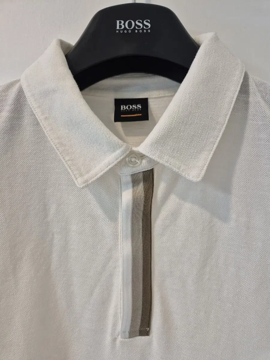 HUGO BOSS 라이트 베이지 폴로 반팔티 M size