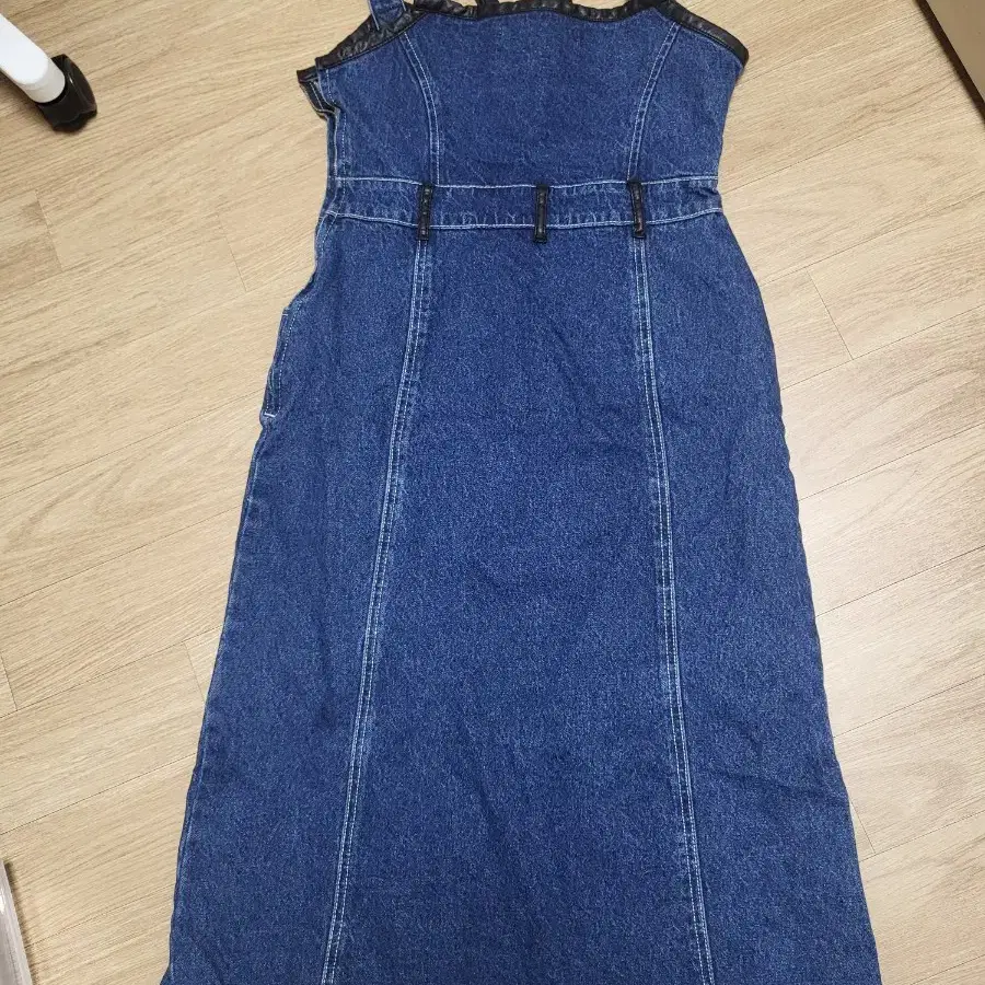 오아이오아이 컬렉션 FAUX LEATHER DENIM ONEPIECE