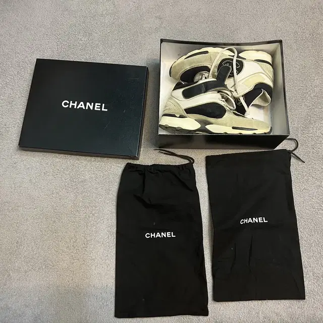 40 Chanel 샤넬 크루즈 스니커즈