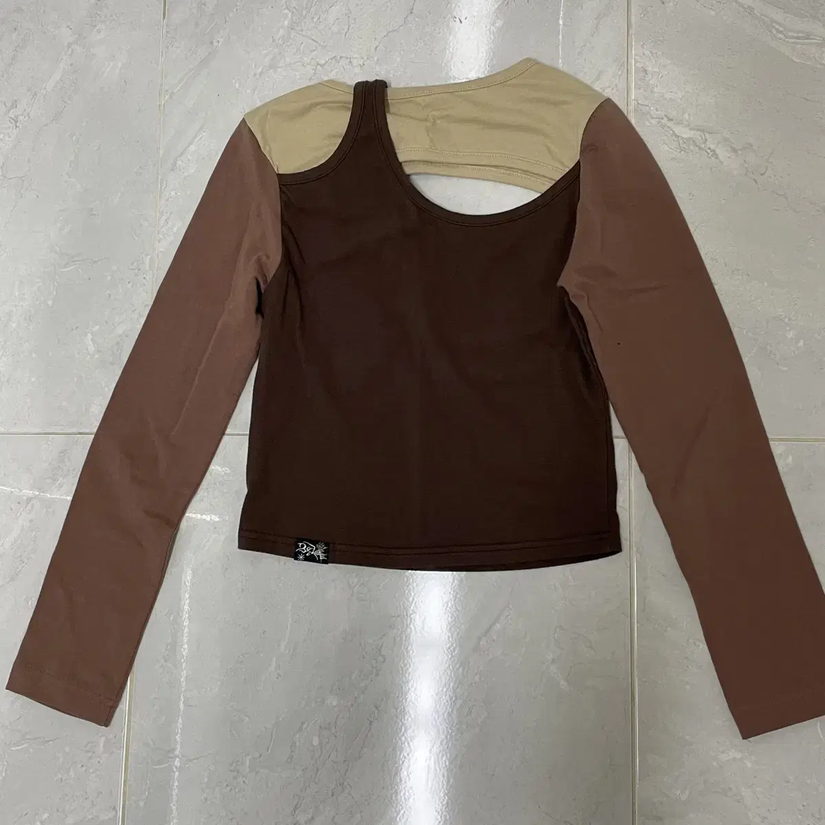 배디 Luna Cut-out Tee Brown S