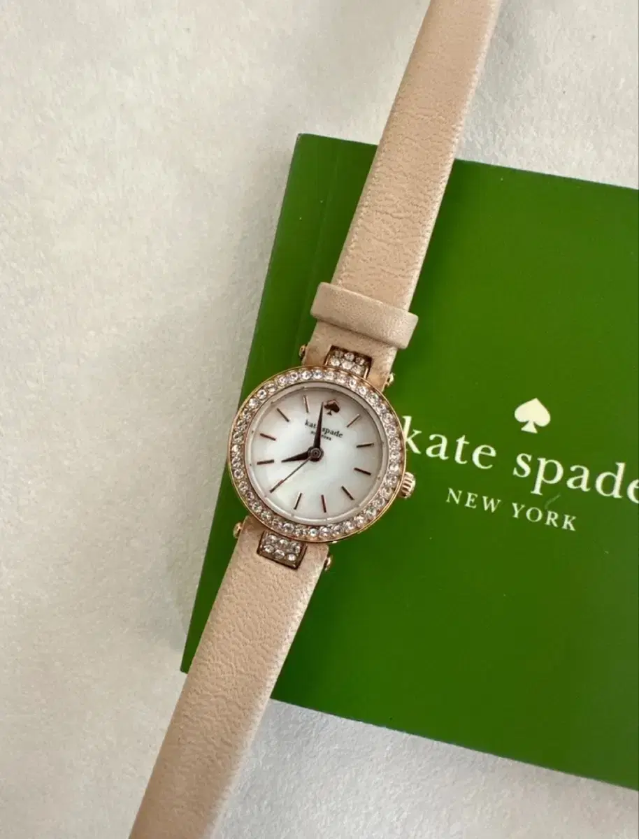 Kate Spade Tiny Metro  Mother of dial 시계