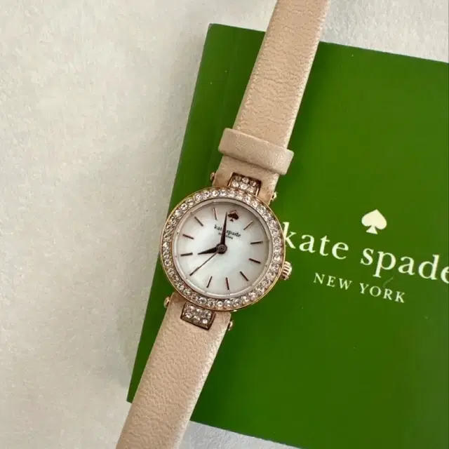 Kate Spade Tiny Metro  Mother of dial 시계