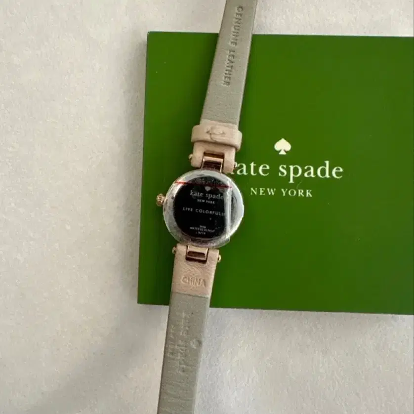 Kate Spade Tiny Metro  Mother of dial 시계