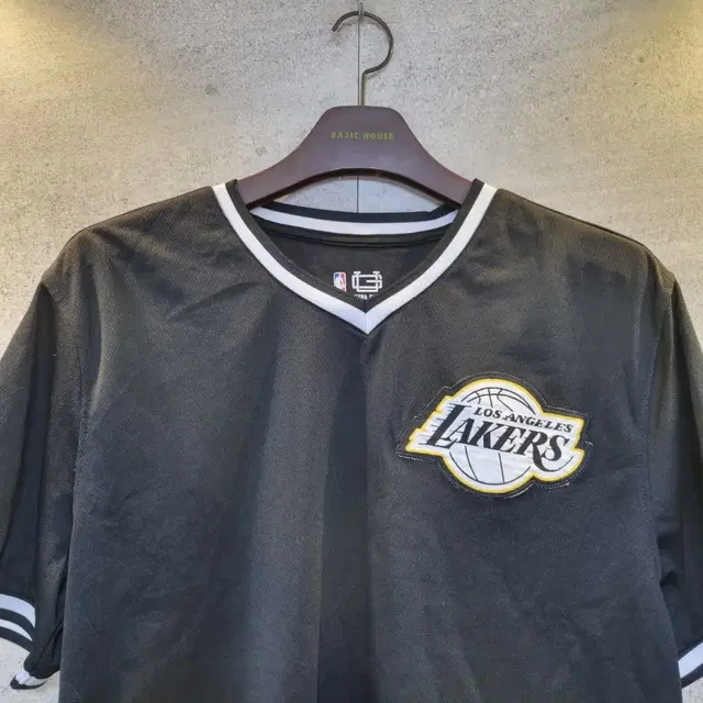 LA LAKERS 정품 굿즈. V넥 티셔츠!