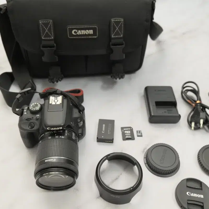 캐논 컴팩트 사이즈 DSLR 카메 EOS 100D 와 18-55 STM