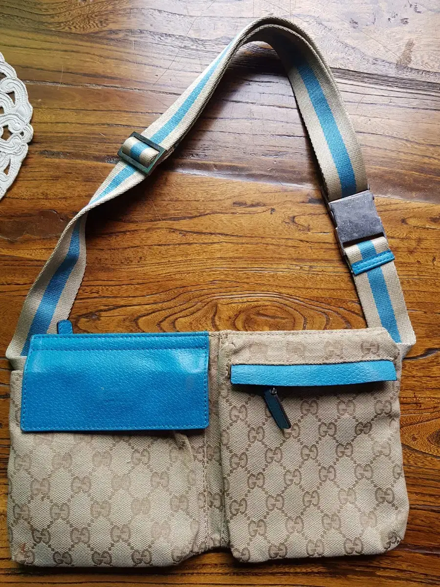 Luxury Gucci(Genuine)Most popular bloo line two pocket belle bag with hip color passport bag