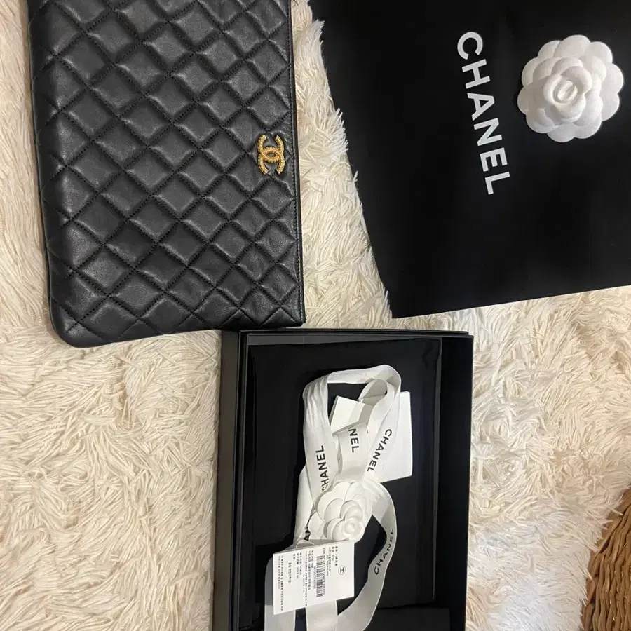 CHANEL 샤넬 CC 로고 트레저 클러치 미듐 램스킨 블랙 AP3411