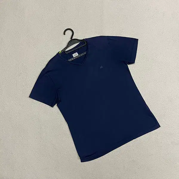 L CP Company V-neck short sleeve T-shirt B.2043