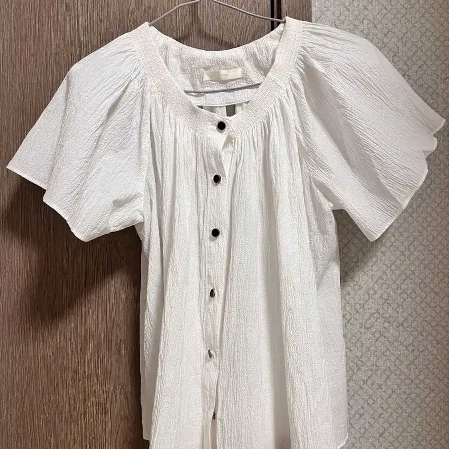 아위 블라우스 ahwe Lily Smocking Blouse_WHITE