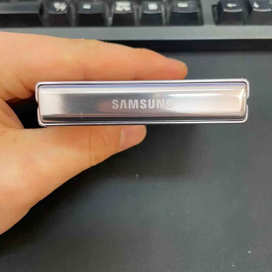 갤럭시Z플립5 라벤더 256GB 무잔상 상태좋은 중고65만5천팝니다.