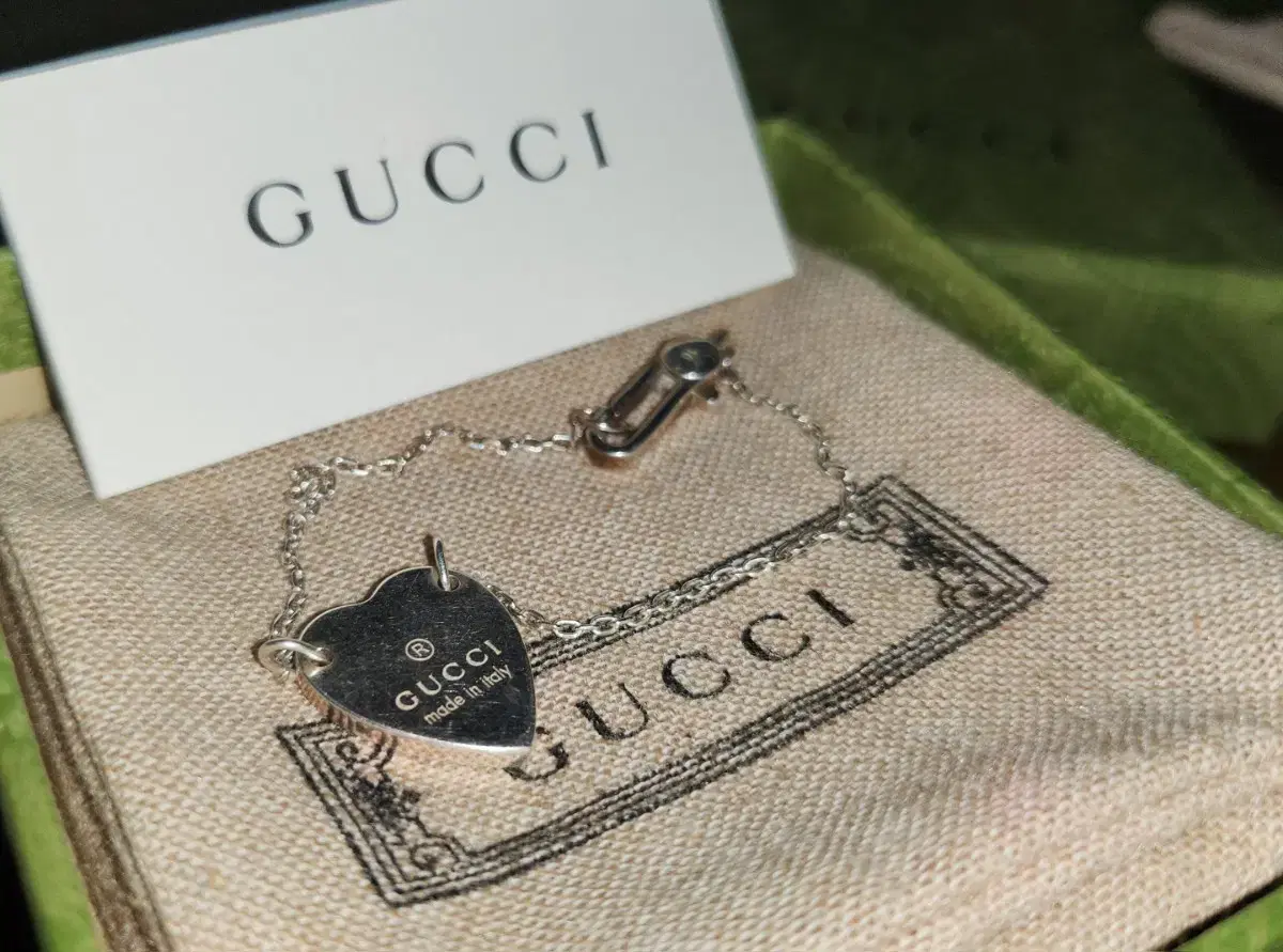 Gucci Trademark Heart Silver Bracelet (YBA223513001)