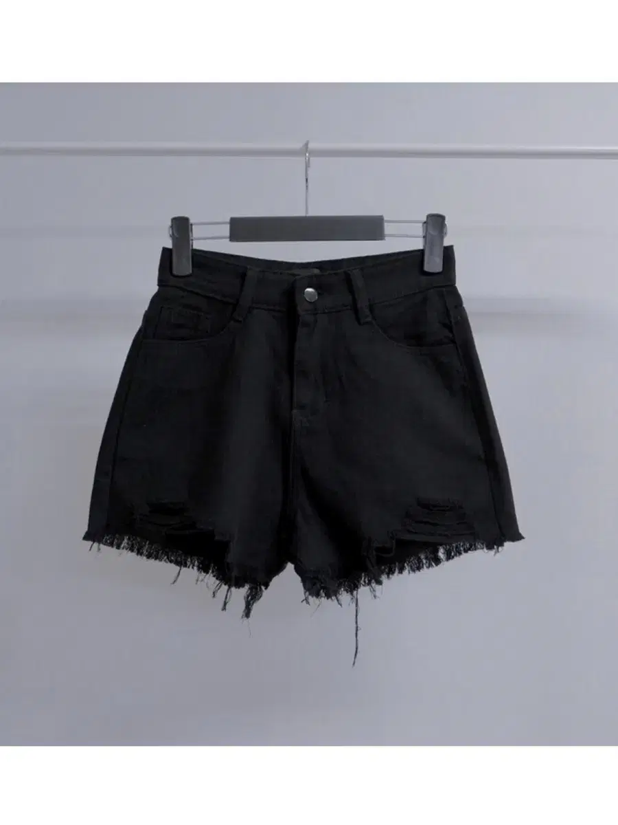 Bissam Shop Damage Black Shorts