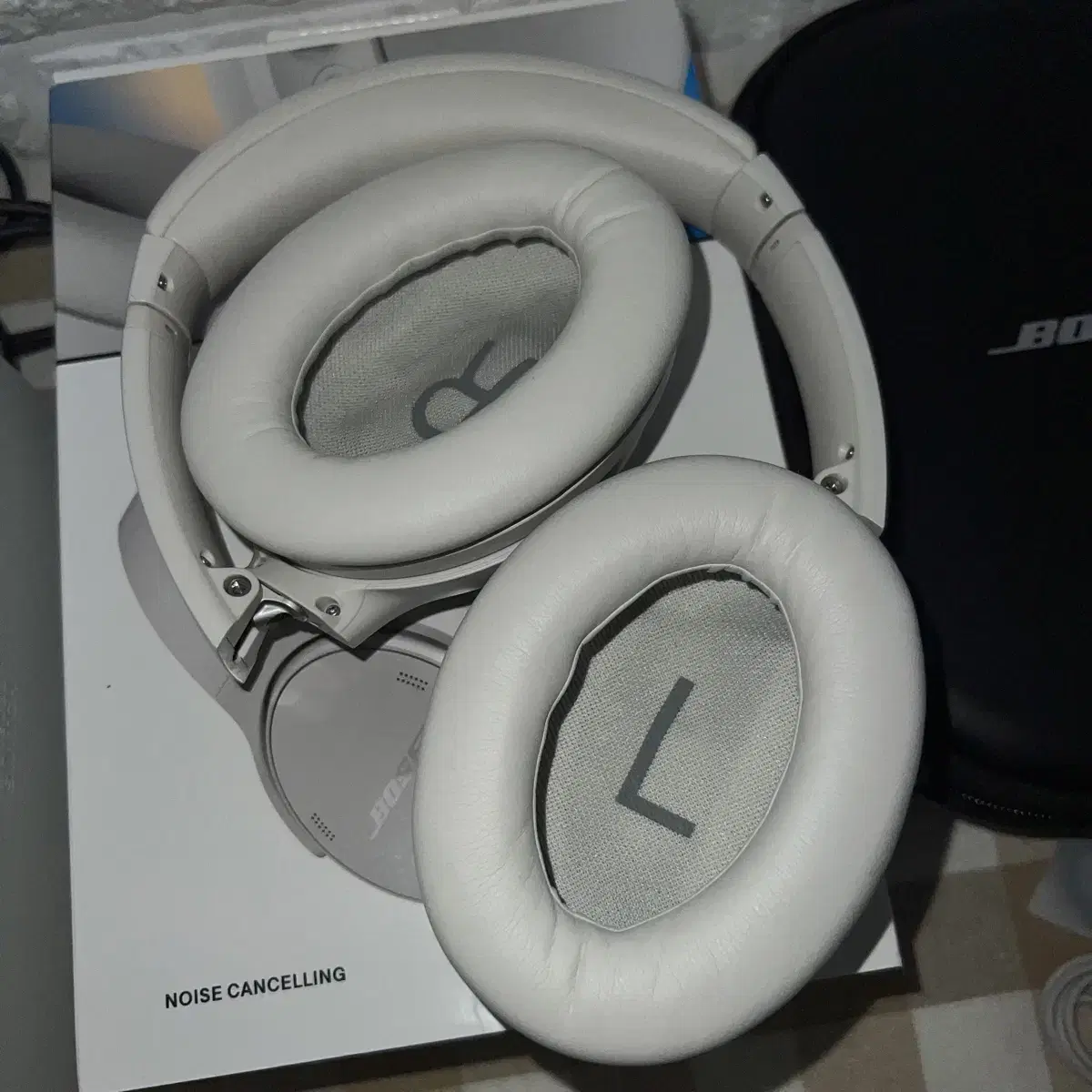 보스(BOSE) QC 헤드폰 (화이트 스모크) 팝니다!