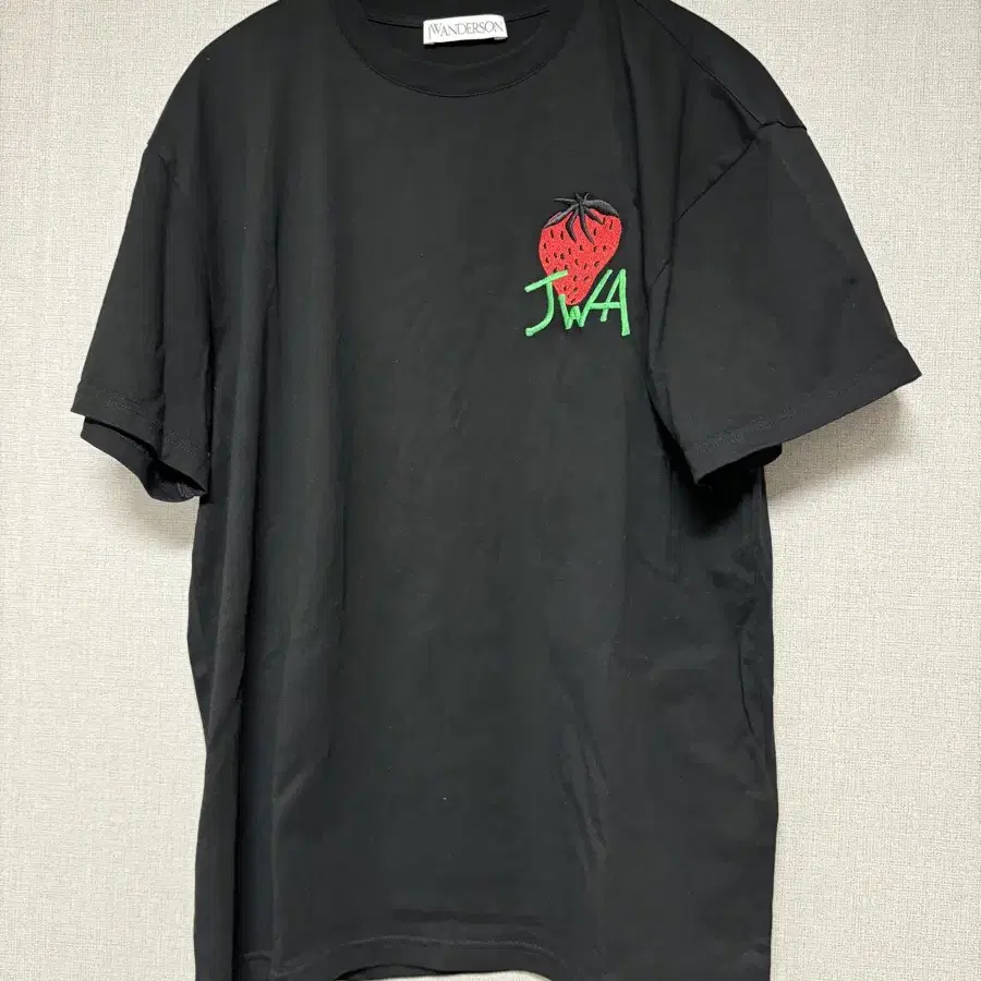 Jw앤더슨 딸기 티셔츠 Embroidered Strawberry Tee