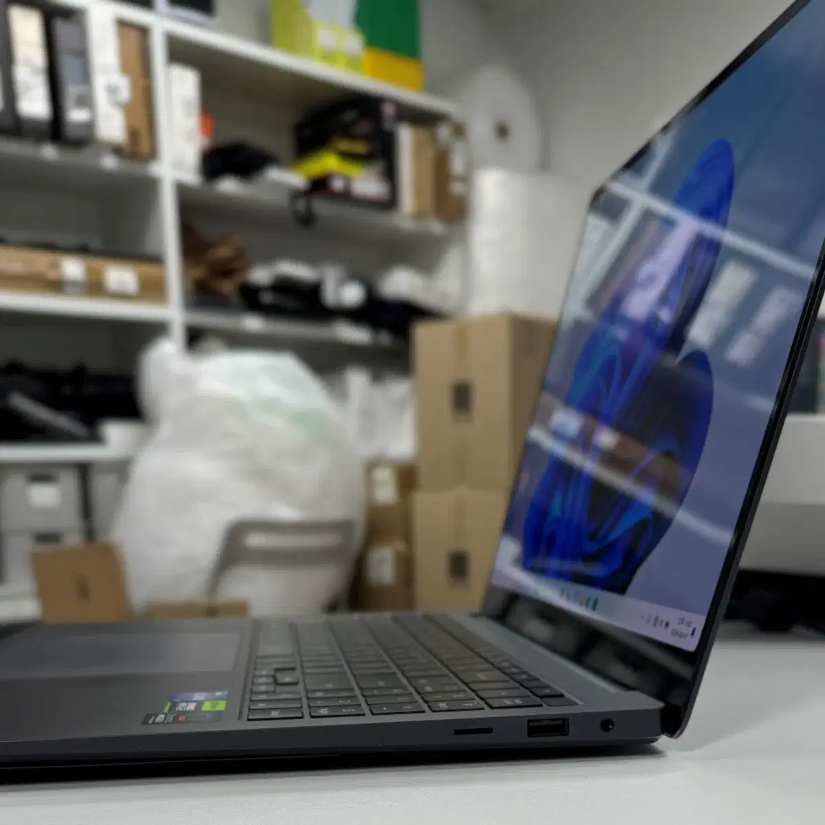 [삼성]갤럭시북3 울트라 NT960XFS-G72AG i7/32G/512G