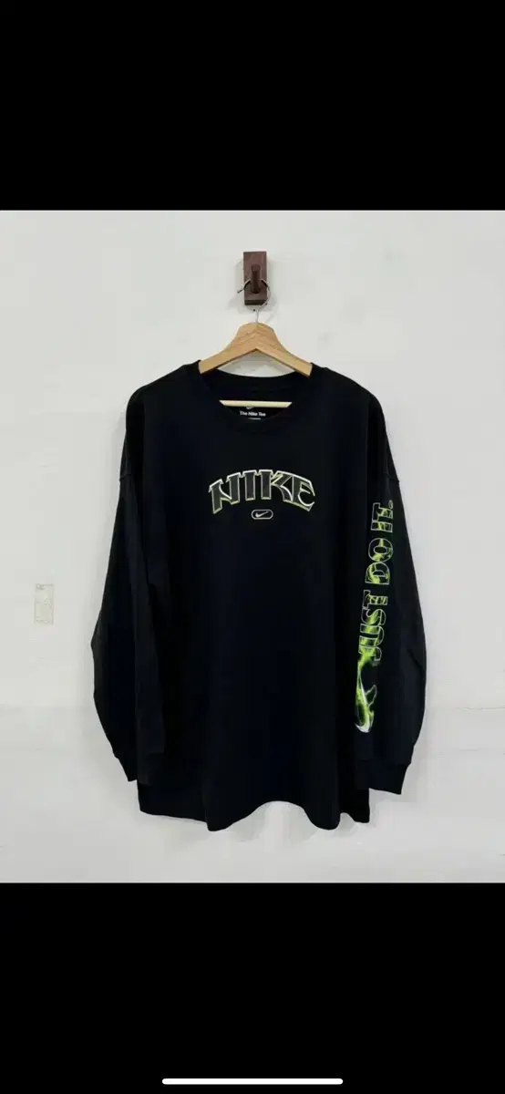 (90) Nike Oversized Long Sleeve Tee