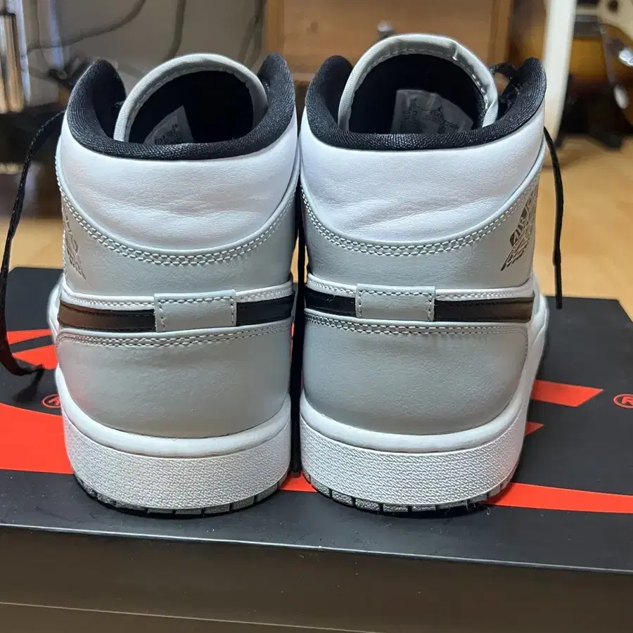 Jordan 1 Mid Light Smoke Grey (280)