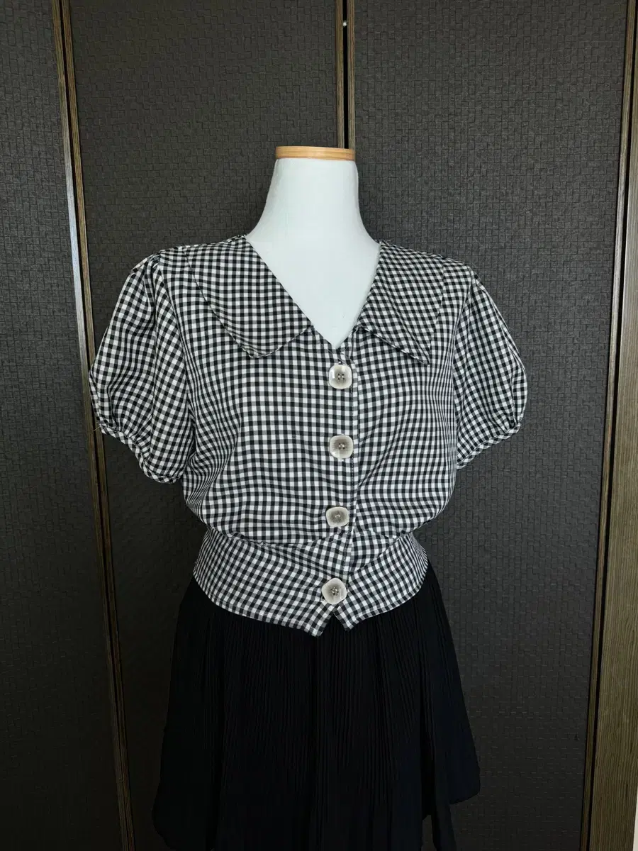 Check puff sleeve back ribbon blouse