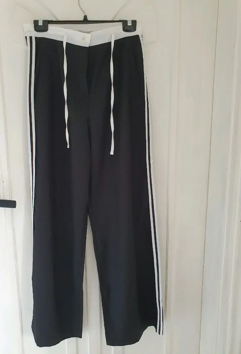 High-quality pants with two lines that don't fit well on the knees