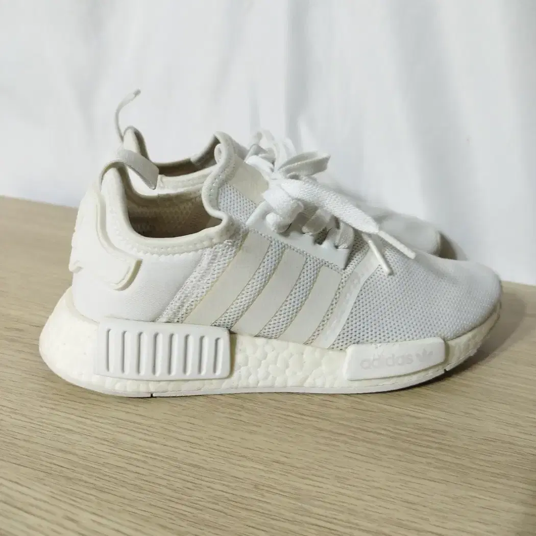 225mm 아디다스 nmd r1 운동화