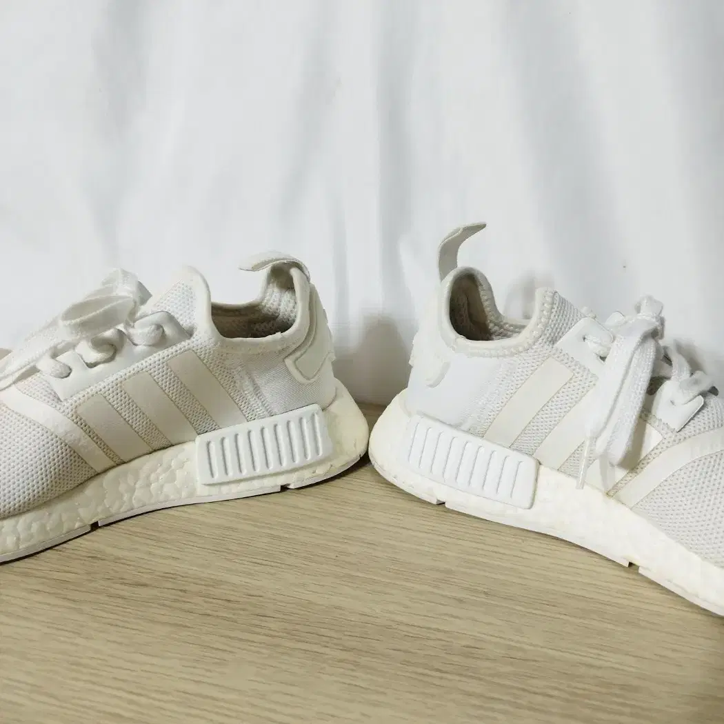 225mm 아디다스 nmd r1 운동화