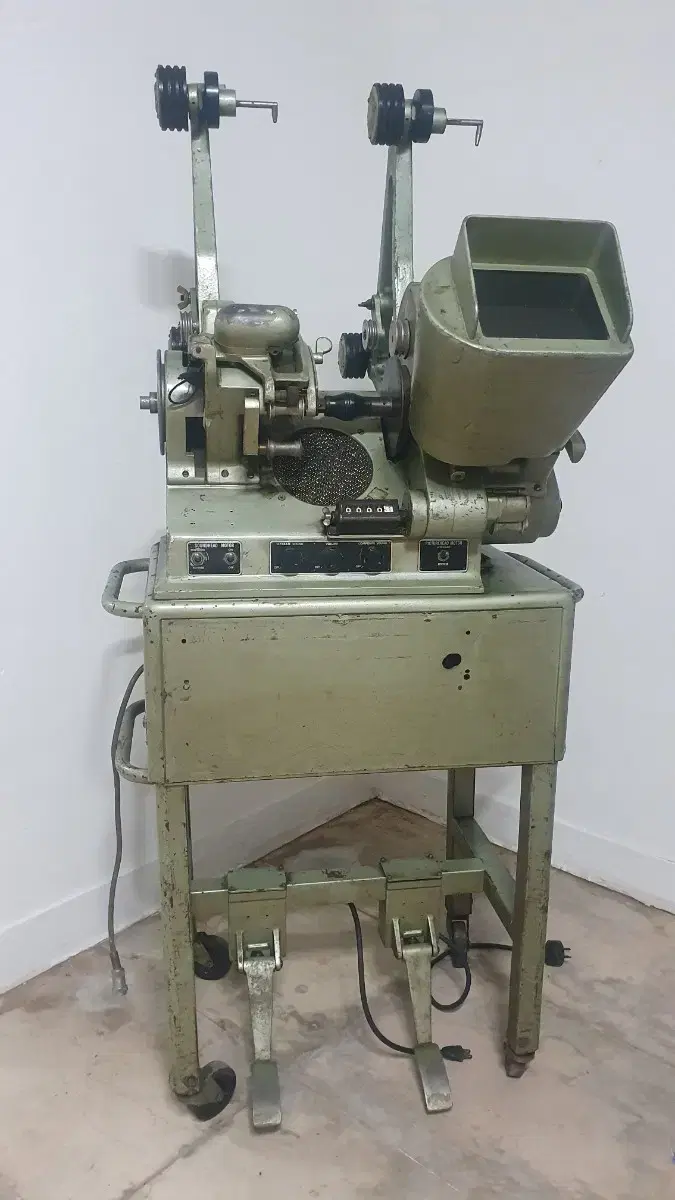 Moviola 35mm movie film motorized editor vintage.