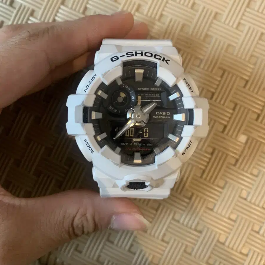 G-shock 지샥 시계 GA-700-7A 빅페이스 화이트 블랙 GH2