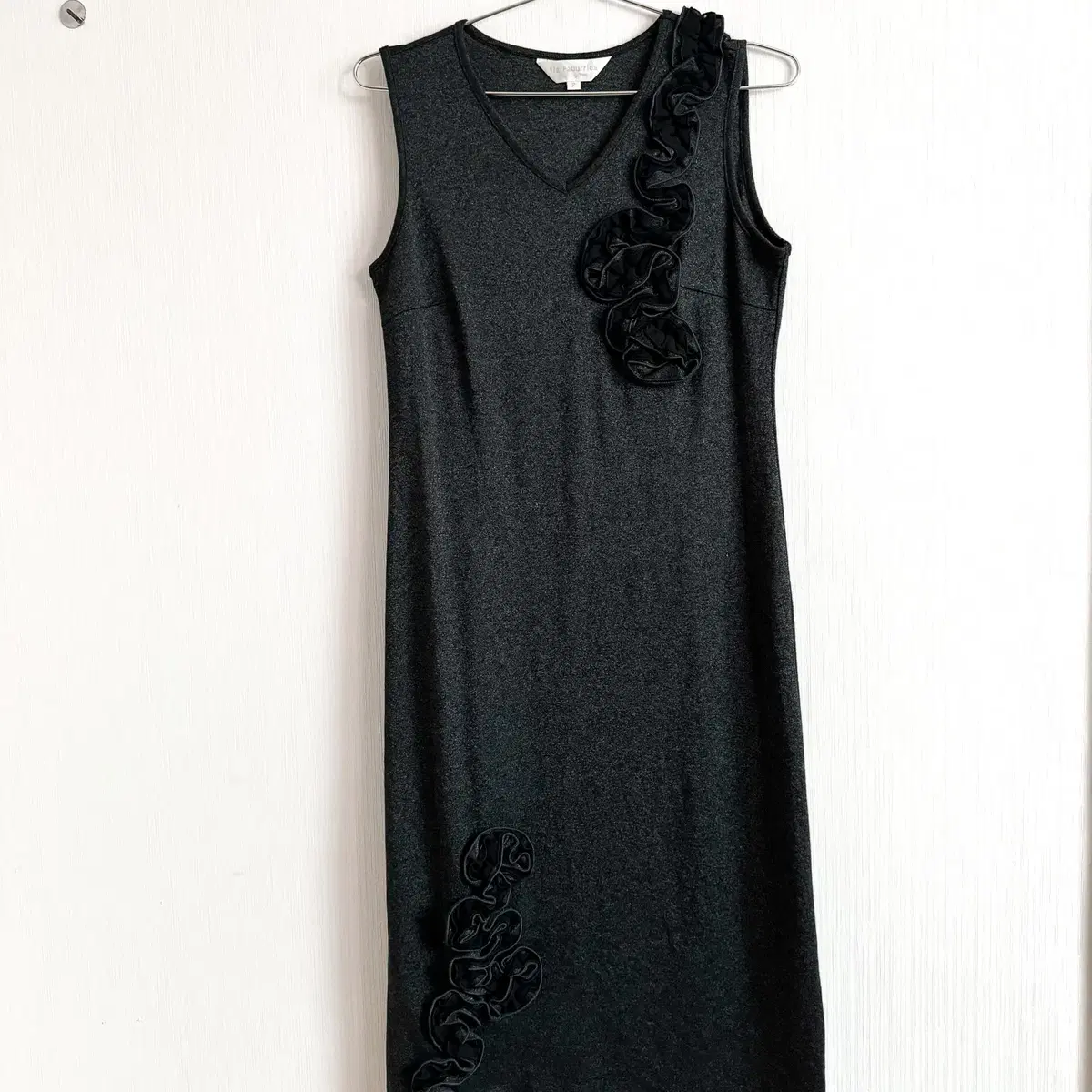 Corsage point sleeveless onepiece