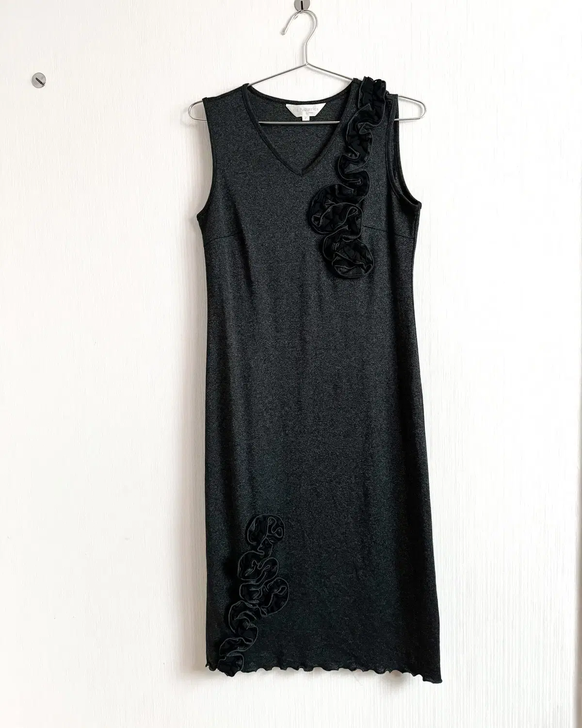 Corsage point sleeveless onepiece