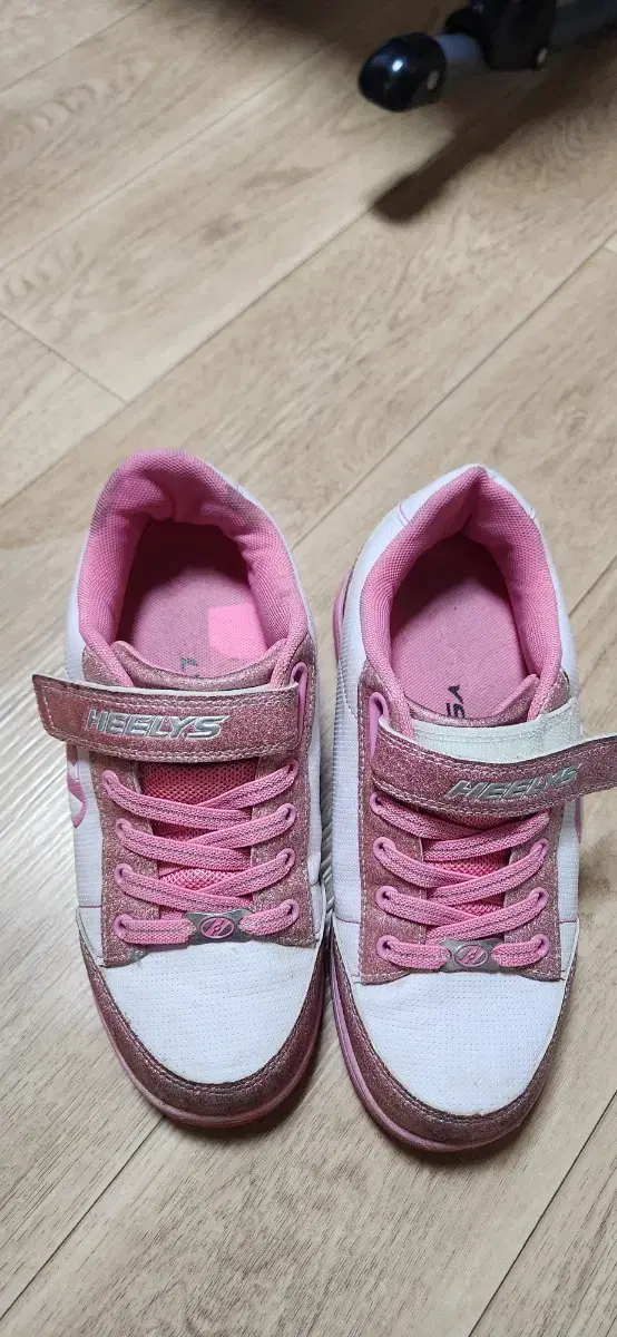 Sells heel size 230mm.