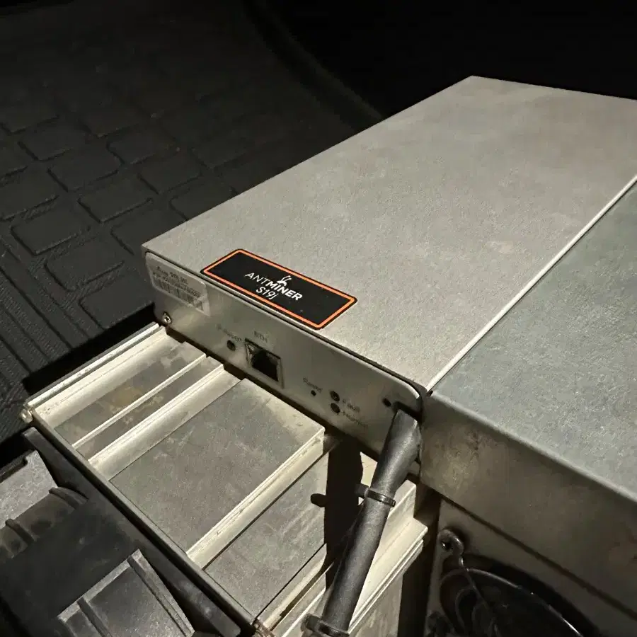 아식 (ASIC) 채굴기 Antmoner s19j Pro