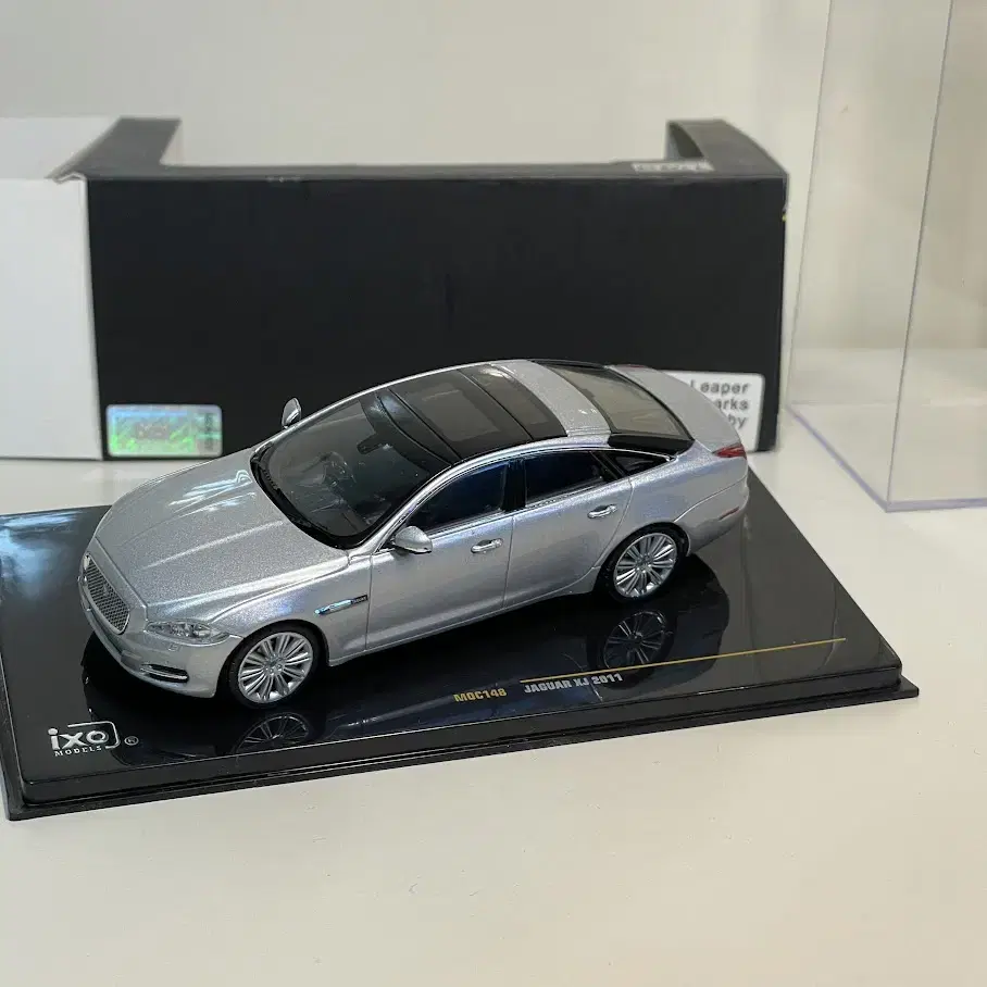 1/43 IXO Jaguar XJ Silver Die-Cast